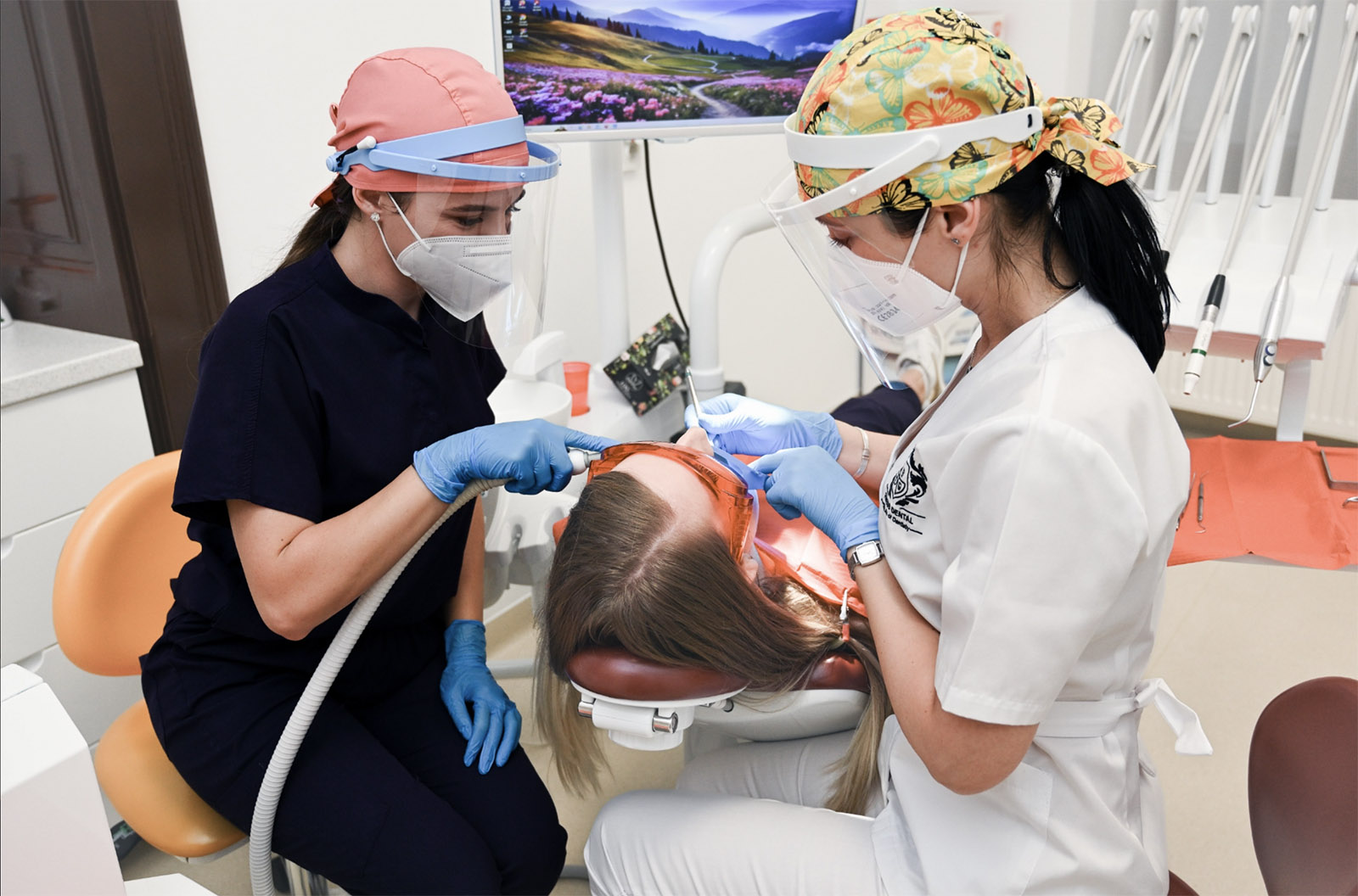 Dinți ficși pe implanturi dentare